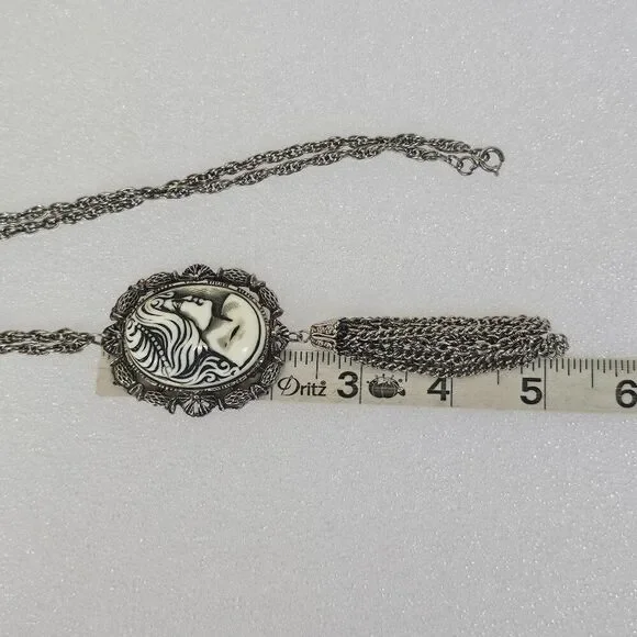 1970s Resin Cameo Black White Pendant Necklace Tassel Silver Tone Vintage - Picture 10 of 14